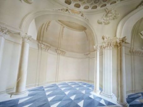 Le storie dei protagonisti illustri, dei capolavori e degli artisti, dei giardini, degli orti dei monaci e dei preziosi volumi della biblioteca e dell’archivio storico della Certosa di Calci